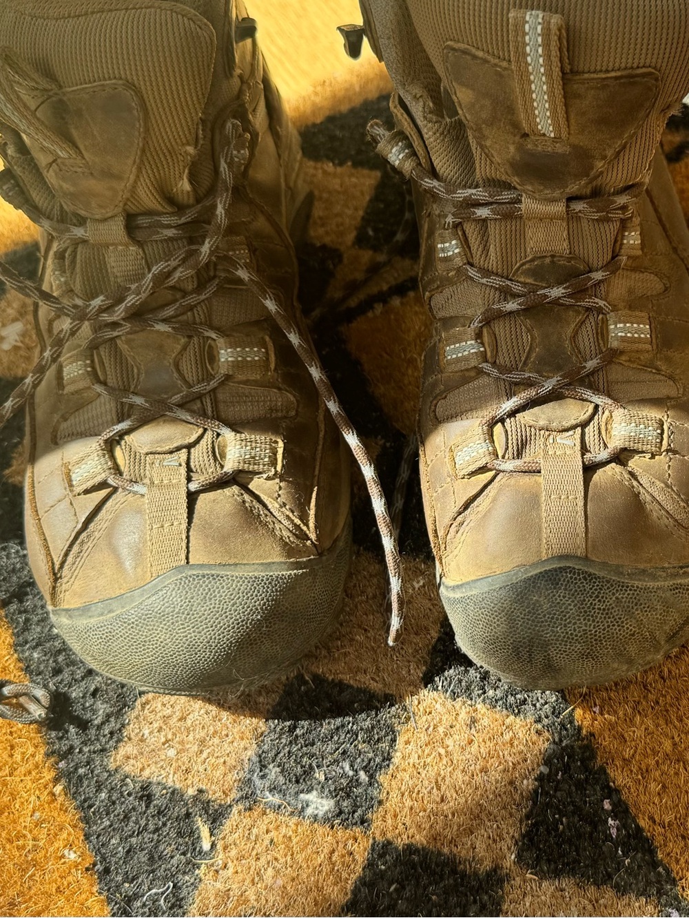 Womens -Keen Hiking Boots Size 9.5